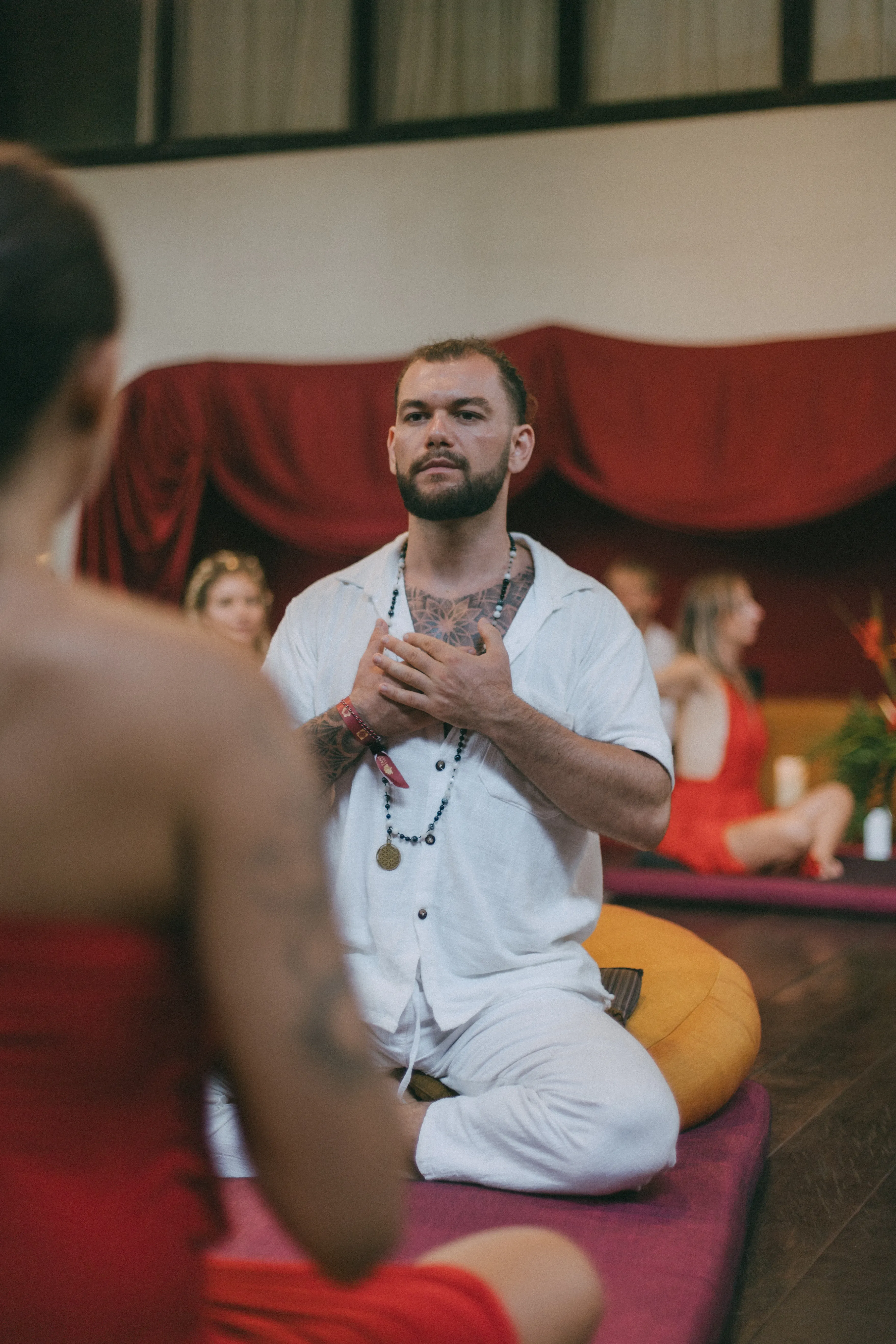 Joshua Sting in einer Gruppenarbeit